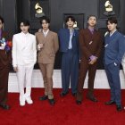 (De izq a der) V, Suga, Jin, Jungkook, RM, Jimin y J-Hope de BTS en una foto de abril de 2022.