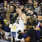 Nikola Jokic recibió el galardón de MVP de las FInales acompañado de su pequeño hijo.