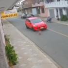 Niño de 7 años es sorprendido por un carro rojo. El menor logró salvarse.