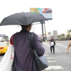 En repetidas ocasiones y desde hace ya varias semanas, los guayaquileños han salido a las calles con ropa que cubra sus extremidades para evitar posibles afectaciones.