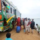La gente huye de las zonas costeras tras las advertencias del ciclón Biparjoy en Keti Bandar, provincia de Sindh, Pakistán, el 13 de junio de 2023.