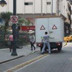 En Chimborazo, entre 10 de Agosto y Clemente Ballén, un camión se estaciona en sitios prohibidos.