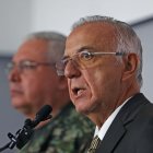 El ministro de Defensa de Colombia, Iván Velásquez, habla durante una declaración hoy, en Bogotá (Colombia).