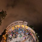 Toma aérea de cientos de ciclistas disfrutando del homenaje a Richard Carapaz.