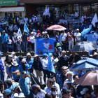 Concentración. Decenas de correístas se agolparon en la entrada del Consejo Nacional Electoral y pusieron nerviosa a la Policía.