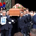 El ataúd del ex primer ministro italiano y magnate de los medios Silvio Berlusconi sale de la Catedral de Milán (Duomo) al final del funeral de estado en Milán, Italia, el 14 de junio de 2023 Silvio Berlusconi murió en 86 años el 12 de junio de 2023 en el hospital San Raffaele de Milán.