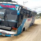 Así quedó el bus de transporte en Santa Elena.
