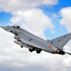 Uno de los aviones de combates en pleno vuelo.