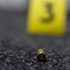 Restos. Uno de los periodistas agredidos se salvó de los disparos dados, cuando recogió sus cosas encontró los restos de balas.