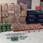 Evidencias. Parte del licor decomisado en un camión.