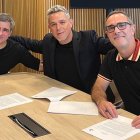 Alejandro Sanz junto a los presidentes de Sony Music Latin-Iberia.