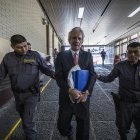 El periodista  José Rubén Zamora Marroquín, es llevado a prisión por dos agentes.