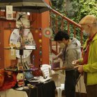 Oferta. Ropa, arte y joyería son algunos de los productos que se venden.