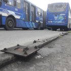 Sostén. En casi todo el tramo de la calle Sucre, desde Tulcán hasta García Avilés, han desaparecido las varillas que sostienen las barandas de plástico contra el esmog.