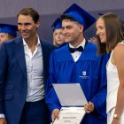 Iga Swiatek, actual # 1 del mundo (d), asistió a la graduación.