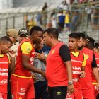 César Farías (c), entrenador de Aucas, fue expulsado tras un incidente con dos jugadores de Delfín.