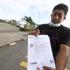 El hijo de Bella Montoya muestra el certificado de defunción de su madre que está viva