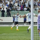 Lionel Messi celebra junto a sus compañero el primer tanto de la victoria ante Pekín que terminó en 2-0.