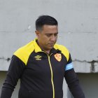 El entrenador César Farías no podrá dirigir a Aucas durante 14 meses.
