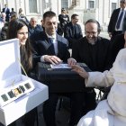 Roma. Dos técnicos llegan para presentar el satélite al papa Francisco.