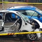 El accidente se produjo en una carretera de doble sentido, cuando el coche con los jóvenes invadió el carril contrario impactando con el vehículo en el que viajaba la familia.