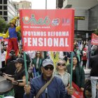 Ciudadanos se manifiestan hoy 14 de junio de 2022 en apoyo a las reformas sociales del Gobierno de Gustavo Petro, en las calles de Bogotá (Colombia). Estudiantes, médicos, profesores y representantes de diversos sectores salieron a las calles con carteles para apoyar las reformas a la salud, laboral y de pensiones presentadas por el Gobierno, que hoy están empantanadas en el Congreso. EFE/Carlos Ortega