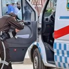 Un agente examina las huellas de los disparos efectuados contra una ambulancia del sistema ECU911