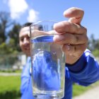 La realidad. Un morador mostró un vaso de agua recién tomada de una llave, la misma que lucía turbia, en relación a una de botella.
