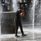 Una mujer se refresca en una fuente el 14 de junio de 2023, en la Alameda Central la Ciudad de México (México).