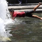 Un niño se refresca en una pileta tras la sofocante ola de calor