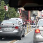 Carros parqueados en ciclovías del centro de la urbe, es un panorama muy recurrente.