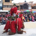 Acto. Los hombres hacen sonar el tradicional churo durante la reciente presentación.