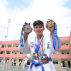 Nicolás Carrera muestra con orgullo algunas de las medallas que ha ganado en las diferentes competencias de taekwondo y kickboxing en las que ha participado.