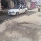 Entorno. Por meses, las calles del centro del balneario han permanecido repletas de huecos, grietas y agua.