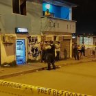 Operativo. La policía recorre escena del crimen en busca de evidencias.