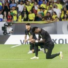 El delantero de Brasil Vinícius Júnior durante el minuto de silencio con la camiseta y los pantalones de color negro dentro de la campaña de concienciación contra el racismo promovida la Confederación Brasileña de Fútbol (CBF).