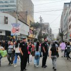 Decenas de clientes de varios países acuden cada día a Gamarra a comprar ropa.