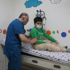 El especialista Antonio Gámez revisa al pequeño Martín y mientras lo hace conversa con él sobre los síntomas  que tiene