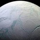 Imagen de la luna encélado de saturno, bajo cuya capa de hielo hay un océano helado .