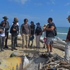 Los geólogos investigadores Felipe Lamus (d) y Nelson Rangel (2d) analizan junto a un grupo de colaboradores muestras recolectadas en las playas del Caribe colombiano, el 30 de mayo de 2023, en el marco de la investigación por la formación de rocas de plástico en el corregimiento de Galerazamba, departamento de Bolívar (Colombia). Rocas de plástico formadas por toneladas de residuos arrojados al mar que se derriten por el calor y se funden con los sedimentos naturales están alterando zonas costeras del Caribe colombiano donde crece la contaminación por este producto derivado del petróleo. EFE/Hugo Penso