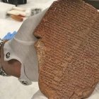 La tablilla recuperada tiene una leyenda con "escritura cuneiforme que glorifica al rey asirio que construyó el Zigurat"