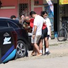 Dolor. Familiares de las víctimas acudieron al sitio del accidente, la mañana de este domingo 18 de junio.