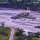 Daños. El desbordamiento del río Upano en Morona dañó el puente.