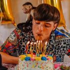 Peso Pluma en el momento en que soplaba las velas de su torta.