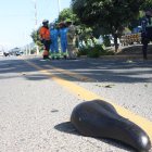 La montura de la bicicleta quedó en media vía, como evidencia del siniestro