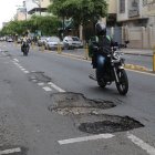 Calles. La calidad del asfalto utilizado en el país está en duda por los baches que se generan al poco tiempo.