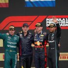 Max Verstappen (c) en el podio junto a Fernando Alonso (i) y Lewis Hamilton (d).
