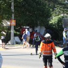 El vehículo quedó volcado a un lado de la vía