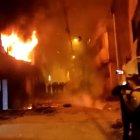 Daños. Dos casas incendiadas son parte de las consecuencias de un enfrentamiento entre vecinos y posibles delincuentes.