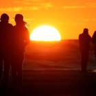 En la imagen de arrchivo, un grupo de personas disfruta del atardecer en el mar Báltico en Liepaja, Letonia.